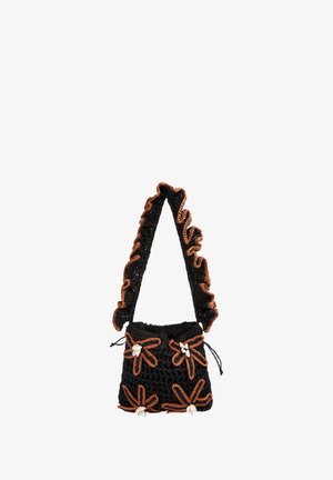 Bolso de hombro negro de crochet con correa fruncida, decorado con patrones florales con bordes marrones y pequeños adornos de conchas blancas.