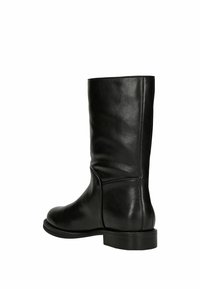 Černá kožená vysoká bota po kolena s hladkým povrchem, kulatou špičkou a nízkým, vrstveným podpatkem. Vyznačuje se minimálním prošíváním a elegantním designem.