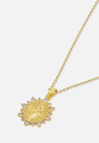 Guldhalskæde med rundt vedhæng, der har en præget religiøs figur omgivet af klare ædelstene mod en hvid baggrund.