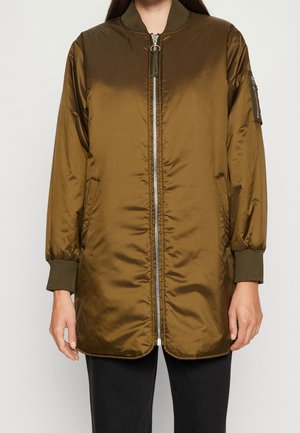 Veste bomber vert olive, en tissu polyester brillant, avec des poignets et un col côtelés, fermeture zippée à l'avant, poches latérales et une poche zippée sur la manche.