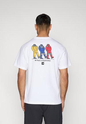 CELEBRATION RELAXED SHORT SLEEVE TEE GRAPHIC - Potiskana majica - white