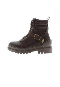 Botas de tobillo de cuero marrón con diseño de cordones, cremallera lateral, panel texturizado y detalle de hebilla en la correa. La suela con tacos ofrece tracción.