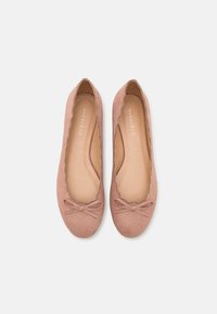 Ballerines en daim rose avec un accent en nœud, bord festonné et doublure intérieure lisse. Design classique à bout rond.