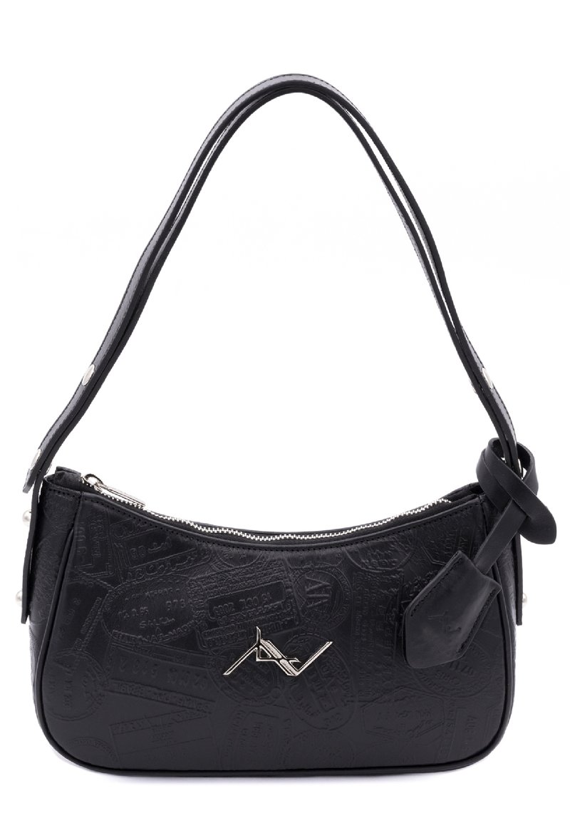 Borsa a spalla nera in pelle con chiusura a cerniera, motivo in rilievo e dettaglio intrecciato sulla tracolla. Presenza di elementi in metallo color argento.