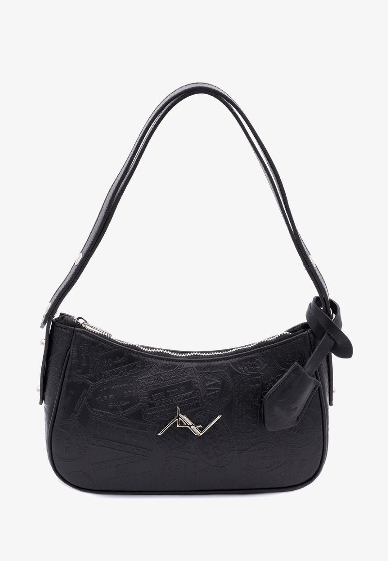 Borsa a spalla nera in pelle con chiusura a cerniera, motivo in rilievo e dettaglio intrecciato sulla tracolla. Presenza di elementi in metallo color argento.