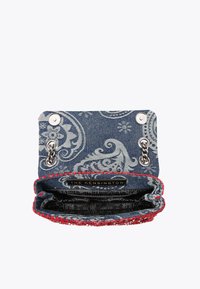 Portfel z denimu z wzorem paisley, czerwonymi przeszyciami, dwoma metalowymi zapięciami oraz dwoma przegrodami z wzorzystym wnętrzem.