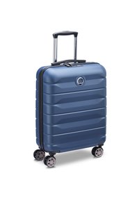 Maleta rígida azul con textura estriada, cuatro ruedas multidireccionales, asa telescópica y un logo circular en la parte frontal.