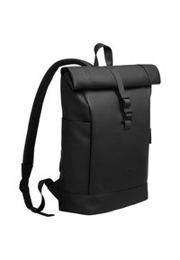 Sac à dos noir à rabat fabriqué en matériau lisse et durable. Comprend des bretelles réglables, des fermetures à boucle et une poche latérale. Design simple.