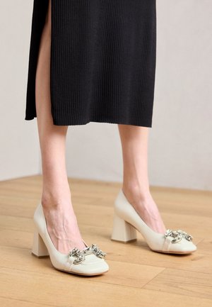 Pumps - off-white