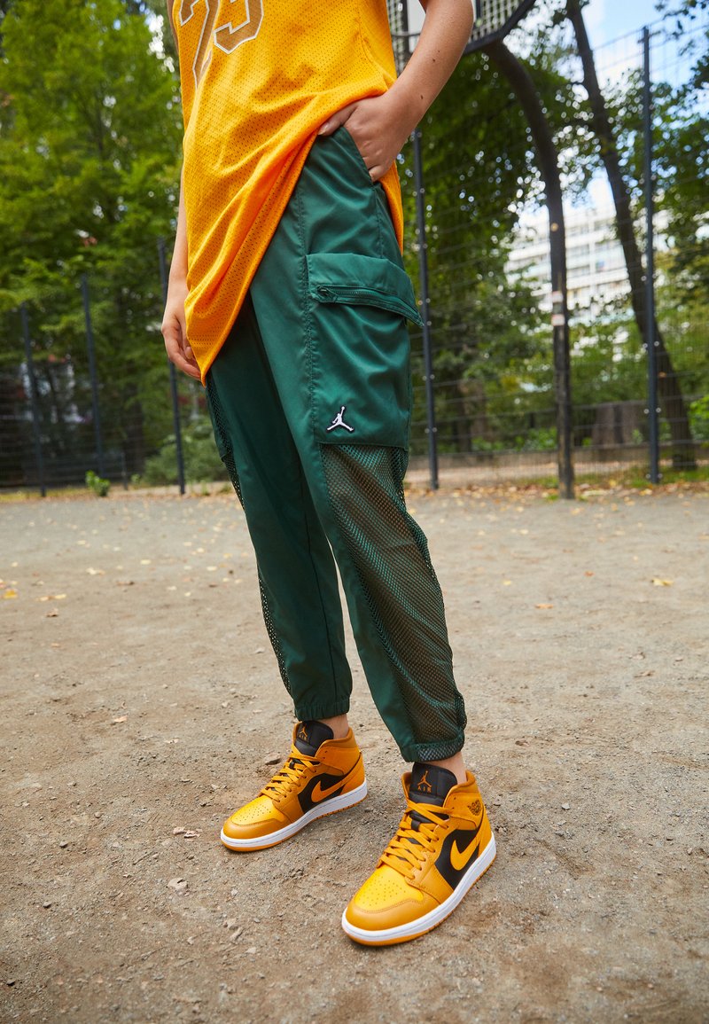 Jordan W J ESSEN UTILITY - Calças cargo - noble green