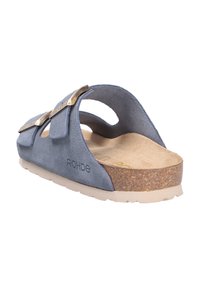 Niebieskie zamszowe klapki na korkowej wyściółce, z dwoma regulowanymi paskami i metalowymi akcentami. Lekki i otwarty design.