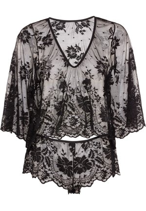 Set di lingerie in pizzo nero composto da un top con maniche a sbuffo e un perizoma abbinato. Il tessuto presenta motivi floreali e bordi ondulati.