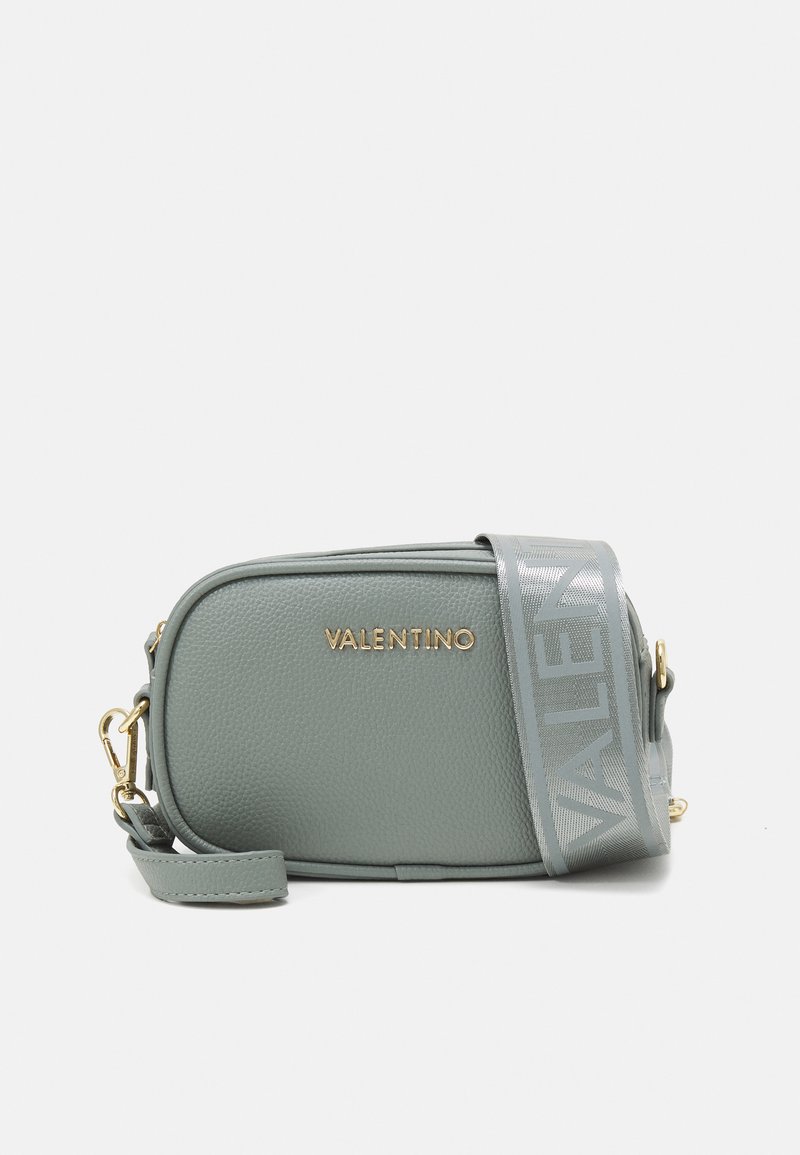 Borsa a tracolla verde in pelle con hardware dorato, dotata di una tracolla con logo in rilievo e una texture liscia. Forma rettangolare compatta.