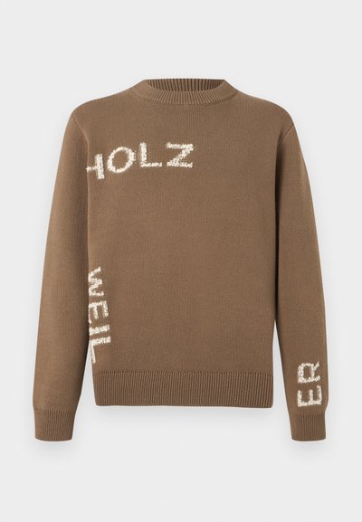 Καφέ πλεκτό πουλόβερ με λευκό κείμενο "HOLZ" στο στήθος, "WEIL" κάθετα στην αριστερή πλευρά και "ER" στο μανίκι δεξιά.