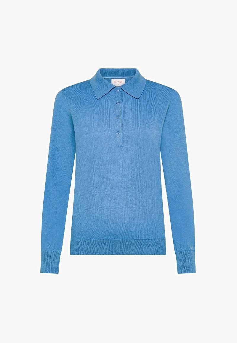 Polo shirt a maniche lunghe, di colore azzurro chiaro, con una texture a coste, dotato di colletto, patta con tre bottoni e polsini aderenti.