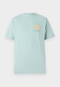 Mintgrønn t-skjorte laget av bomull med korte ermer, med et oransje blomsterdesign og "Billabong"-tekst på venstre bryst.