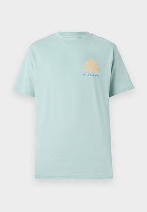 T-shirt verde menta in cotone con maniche corte, caratterizzato da una grafica di fiori arancioni e il testo "Billabong" sul lato sinistro del petto.