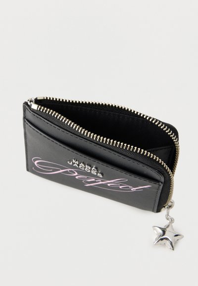 Μαύρος θήκη καρτών με φερμουάρ και κείμενο "Made Perfect", ασημένιο τζιπ σε σχήμα αστέρι και ανοιχτό κύριο διαμέρισμα.