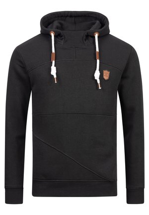 Svart hoodie med hög krage och vita dragsnören. Har diagonala sömmar och en liten brun panel på bröstet. Mjuk, texturerad tyg.