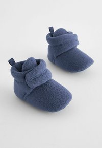 Sininen fleece vauvan tossut, joissa on taitettu cuffi ja sileä, pyöreä varvasmalli. Varustettu pienellä silmukalla takana, joka helpottaa käsittelyä.