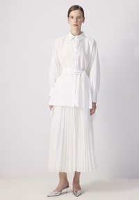 Touché Privé BAT SLEEVE - Blúzka so zapínaním na gombíky - white