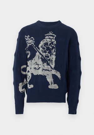 Suéter de punto azul marino con un diseño en la parte delantera de un león blanco que lleva una corona y sostiene un cetro, mangas largas y cuello acanalado.