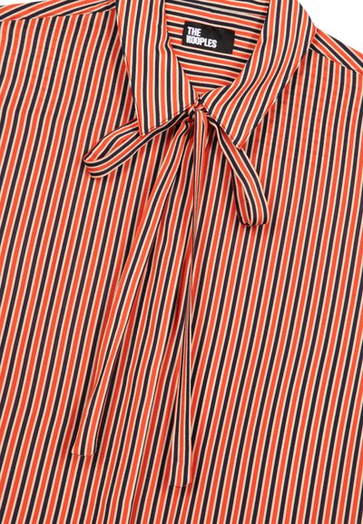Verticaal gestreept shirt in rood, wit en zwart met een kraag en een bijpassende gestreepte strik bij de halslijn, gelabeld The Kooples.