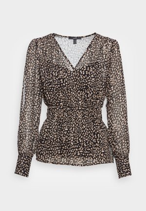 Blusa negra transparente con estampado moteado beige, mangas largas abullonadas, escote en V, cintura ajustada y puños anchos.