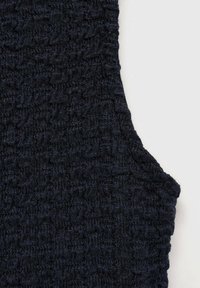 Mörkblå stickad textil med en strukturerad, skrynklig mönstring och ojämna kanter, mjuk vid beröring och lämplig för olika klädesplagg.