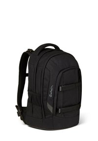 Zaino nero realizzato in tessuto resistente, caratterizzato da spallacci imbottiti, tasche laterali in rete e cinturini con fibbie frontali. Superficie liscia al tatto.