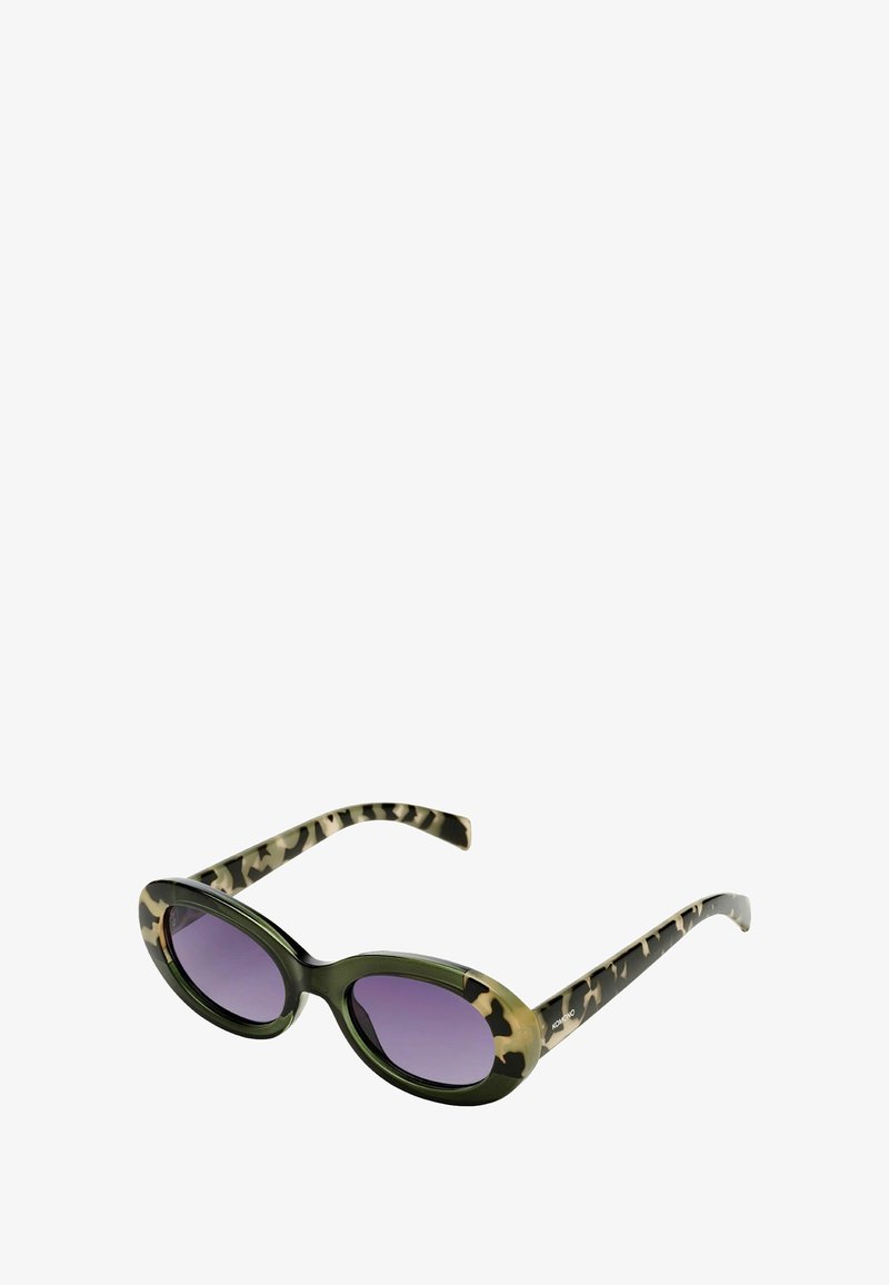 Camouflagegepatroneerde zonnebril met ovale lenzen, donkerpaarse tint en een glanzend groene montuur. Heeft gebogen armen met ontwerpaccenten.