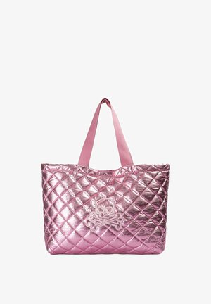 Bolso tote acolchado metálico rosa con dos correas y un emblema cosido de calavera y huesos cruzados en la parte delantera.