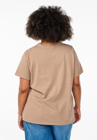 Braunes Baumwoll-T-Shirt mit kurzen Ärmeln, Rundhalsausschnitt und lockerer Passform, von hinten gezeigt. Der Stoff wirkt glatt und ungemustert.