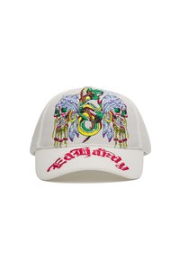 Cappellino da baseball bianco con lati in rete, design ricamato di teschio e serpente in colori vivaci, e "Earth Hardy" in corsivo rosso sul davanti.