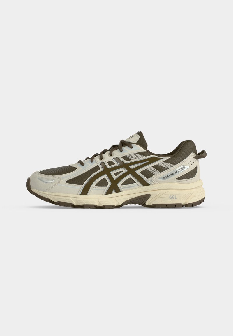 Zapatilla de running para hombre ASICS Gel-Venture 8 en beige y verde oliva oscuro, vista lateral, con suela acolchada y paneles de malla.