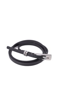 Cintura in pelle nera con una texture liscia e una fibbia argentata elegante. Progettata con un look minimalista, presenta una cintura sottile.