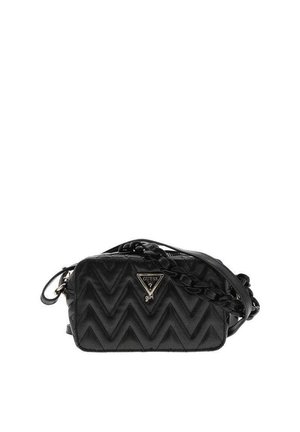 Sac bandoulière noir matelassé avec motif en zigzag, emblème du logo Guess doré et chaîne épaisse comme bandoulière.