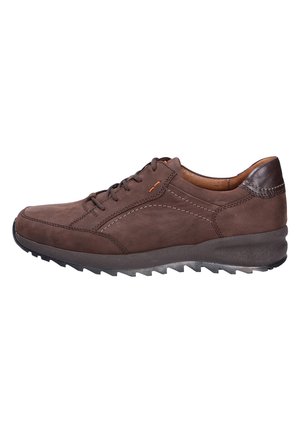 Braune Wildleder-Sneaker mit niedrigem Profil, abgerundetem Zehenbereich, kontrastierenden genähten Akzenten und einer strukturierten Gummisohle.