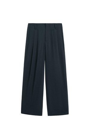 Pantaloni neri a gamba larga con pieghe frontali, passanti per cintura e tasche laterali, mostrati su sfondo bianco.