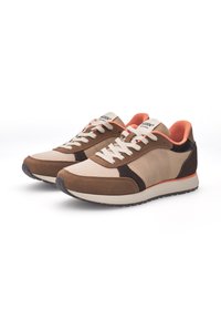 Braune und beige Sneakers aus Mesh und Wildleder mit runder Zehenform, kontrastierenden dunklen Akzenten und weißen Schnürsenkeln. Weiche Innenauskleidung in Orange.