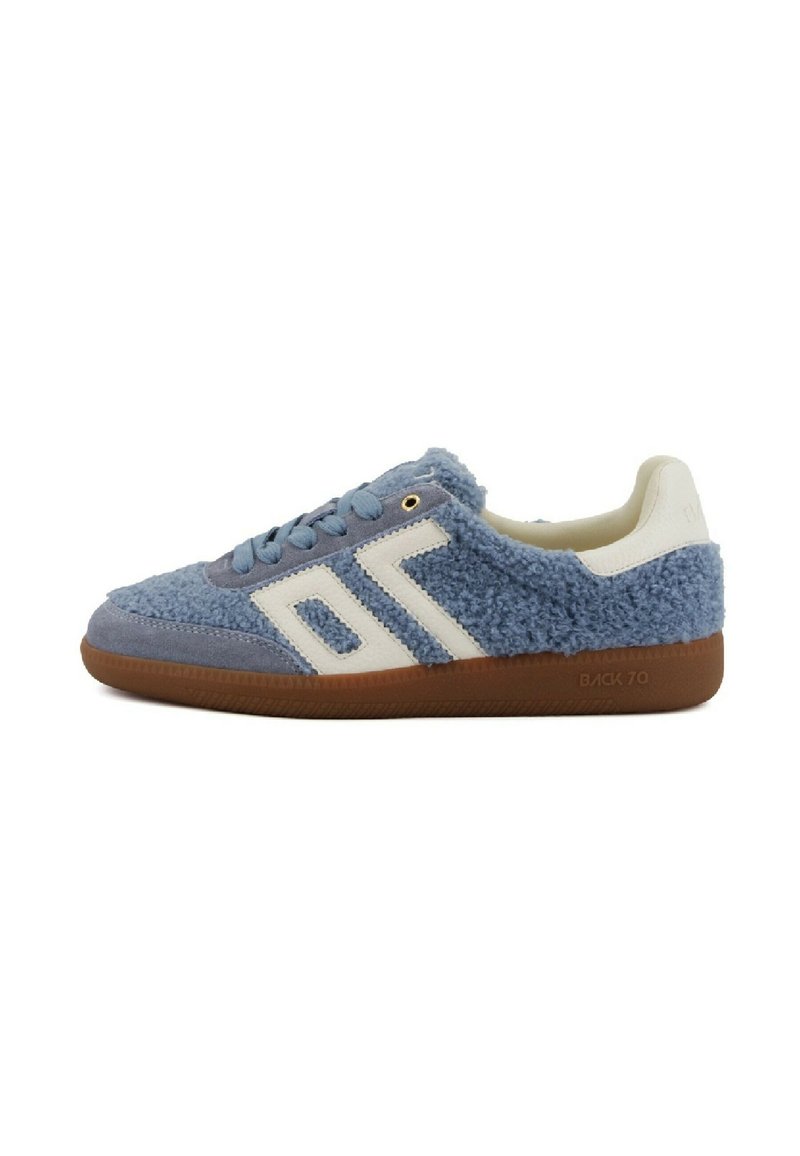 Sneaker basse di colore blu con texture, dettagli crema, suola in gomma marrone, lacci e un motivo laterale distintivo.