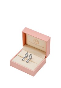 Pendientes de gota de plata con un diseño de aro retorcido, que presentan tres piedras preciosas transparentes en forma de pera, presentados en una caja forrada de terciopelo rosa.