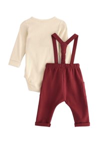 Baby-Outfit bestehend aus einem cremefarbenen Langarm-Body mit geripptem Muster und kastanienbraunen Hosen mit Trägern, umgeschlagenen Säumen und seitlichen Taschen.