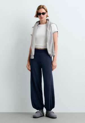 OYSHO, PINSTRIPE KNIT COCOON TROUSERS - Pantalon classique - navy blue