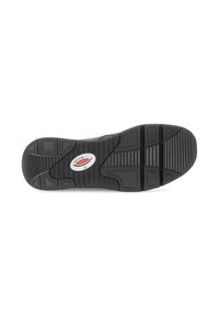 Zwarte rubberen schoenzool met een gestructureerd patroon, met verhoogde delen voor grip en een logo met de tekst "rolling soft" in rood en wit.