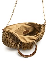 Bolso tejido de paja en color tostado con una correa de cadena dorada, un asa de cuero y un adorno con flecos. El interior está forrado de satén.