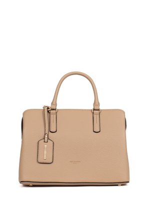 Beige leren handtas met dubbele handvatten, een rechthoekige vorm en een hangend etiket met gouden accenten op een witte achtergrond.