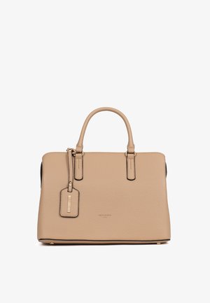 Sac à main en cuir beige avec deux poignées, une forme rectangulaire, et une étiquette suspendue avec des accents dorés sur un fond blanc.