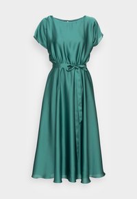 Robe en satin teal à manches courtes, avec un col rond et une taille cintrée. Elle comporte une ceinture nouée et une jupe fluide.