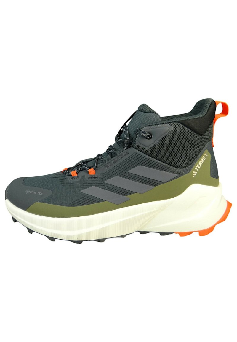 Wysokie buty trekkingowe z ciemnoszarym wierzchem, oliwkowymi akcentami, jaskrawopomarańczowymi detalami oraz teksturowaną gumową podeszwą z wyraźnymi wypustkami.
